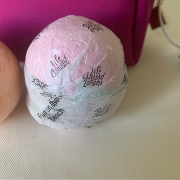 Chiceco Travel Gift Pouch w Bath Bombs - Picture 5 of 6